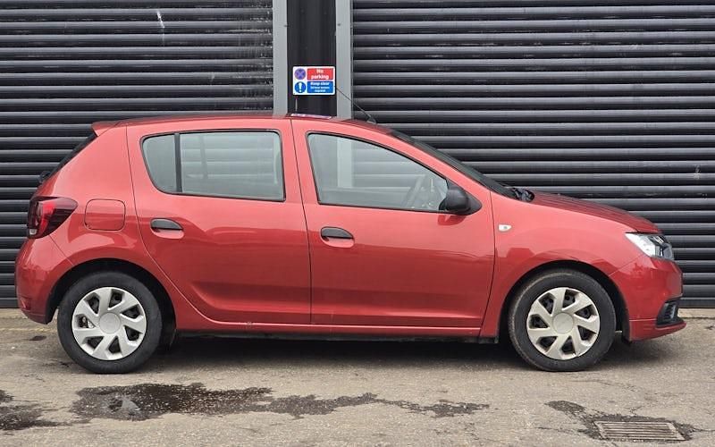 Usado Dacia Sandero Ambiance 90 HP (66 kW) 2017 Vermelho Citadino