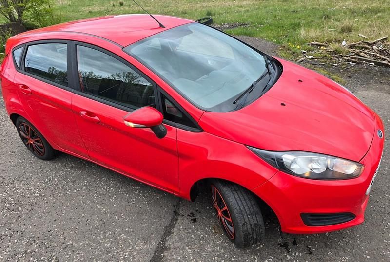 Usado Ford Fiesta Style 82 HP (60 kW) 2015 Vermelho Citadino