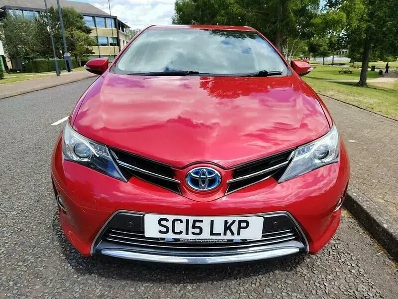 Used Toyota Auris 136 HP (100 kW) 2015 Red Hatchback