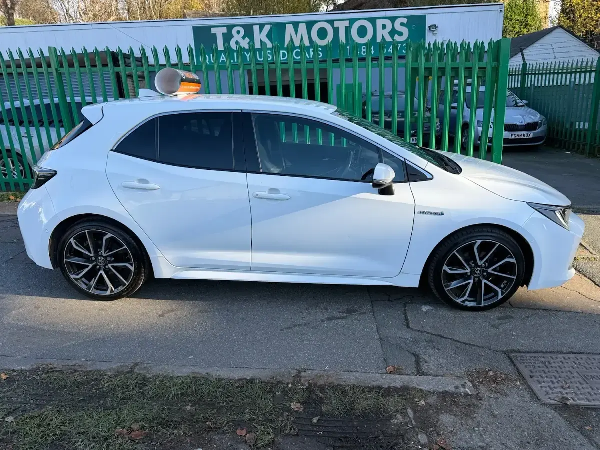 Used Toyota Corolla 122 HP (89 kW) 2021 White Hatchback