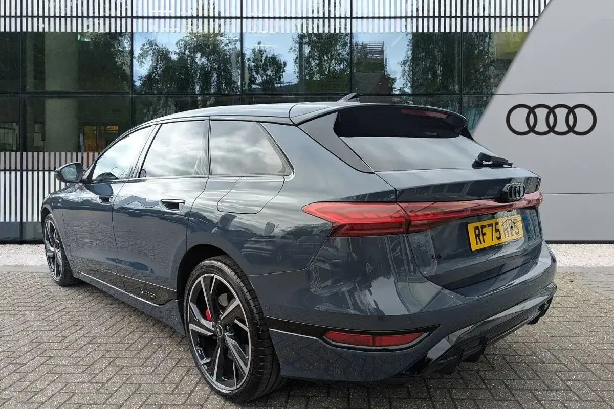 Begagnad Audi A6 e-tron Performance 280 kW (381 HK) 2025 Blå Kombi
