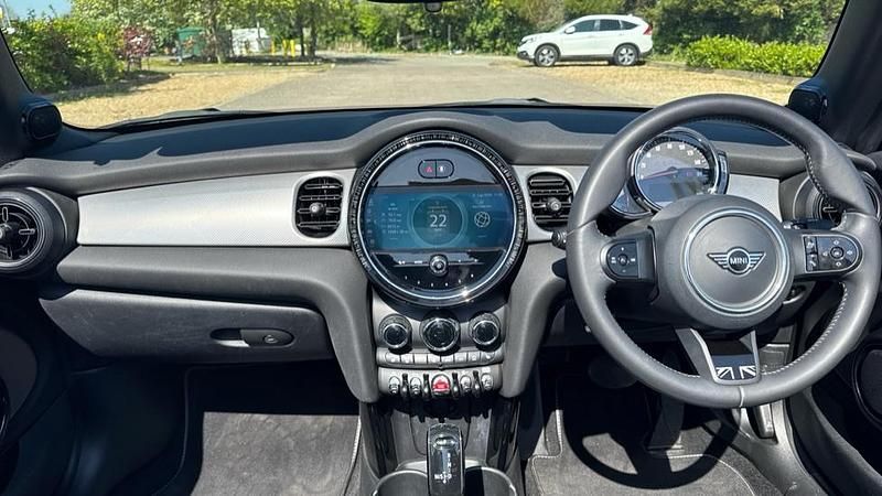 Używany Mini Cooper Exclusive 154 KM (113 kW) 2023 Czarny Hatchback