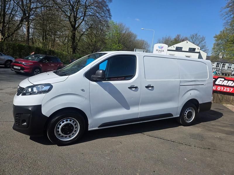 Second-hand Vauxhall Vivaro 100 CP (73 kW) 2023 Alb Monovolum