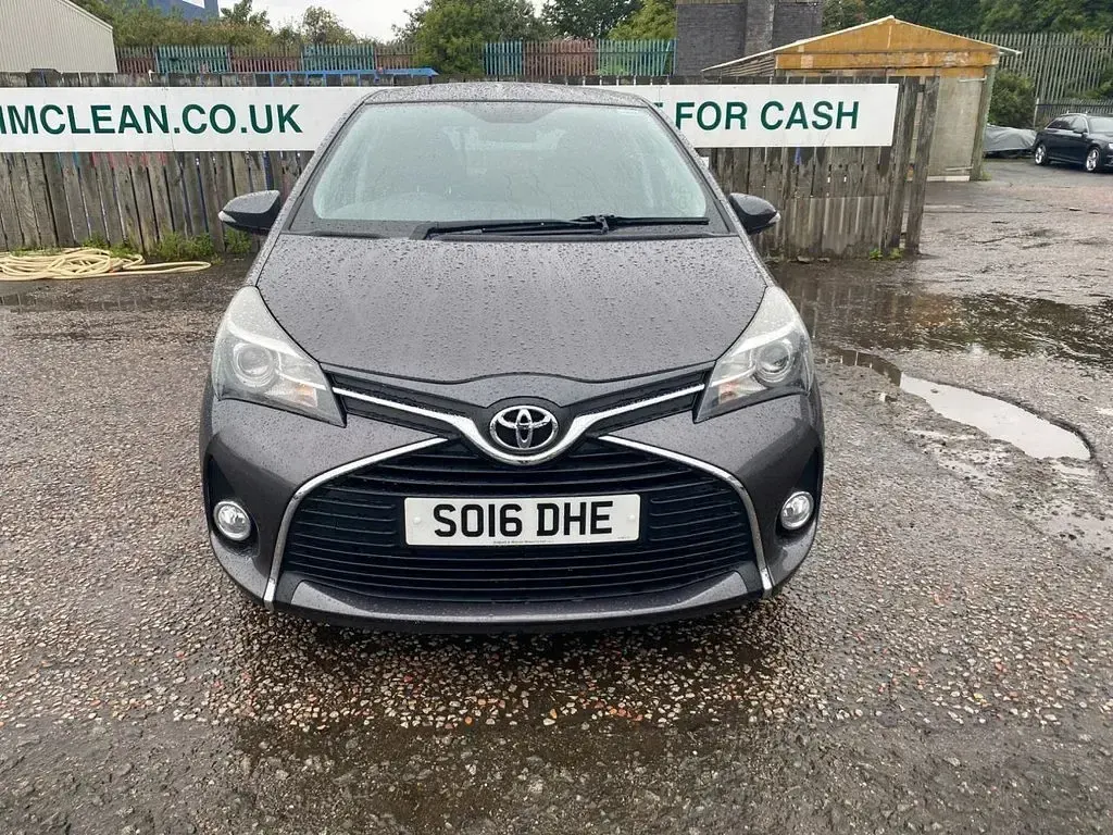 Used Toyota Yaris 99 HP (72 kW) 2016 Grey Hatchback