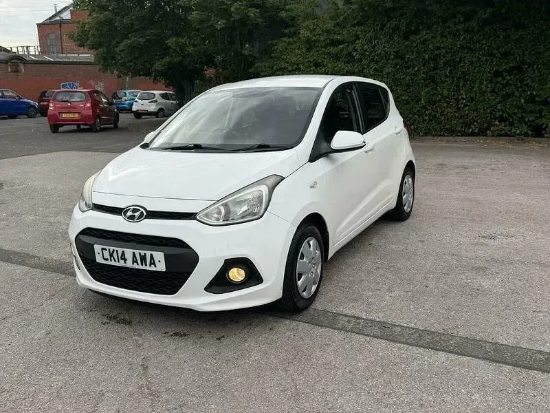 Used Hyundai i10 SE 67 HP (49 kW) 2014 White Hatchback