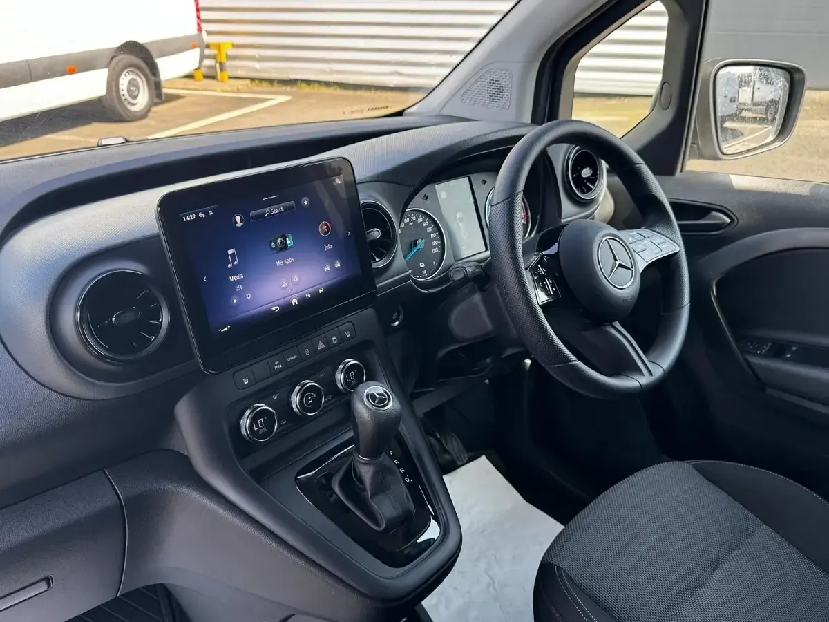 Käytetty Mercedes eCitan 89 kW (122 HP) 2025 Hopea Van