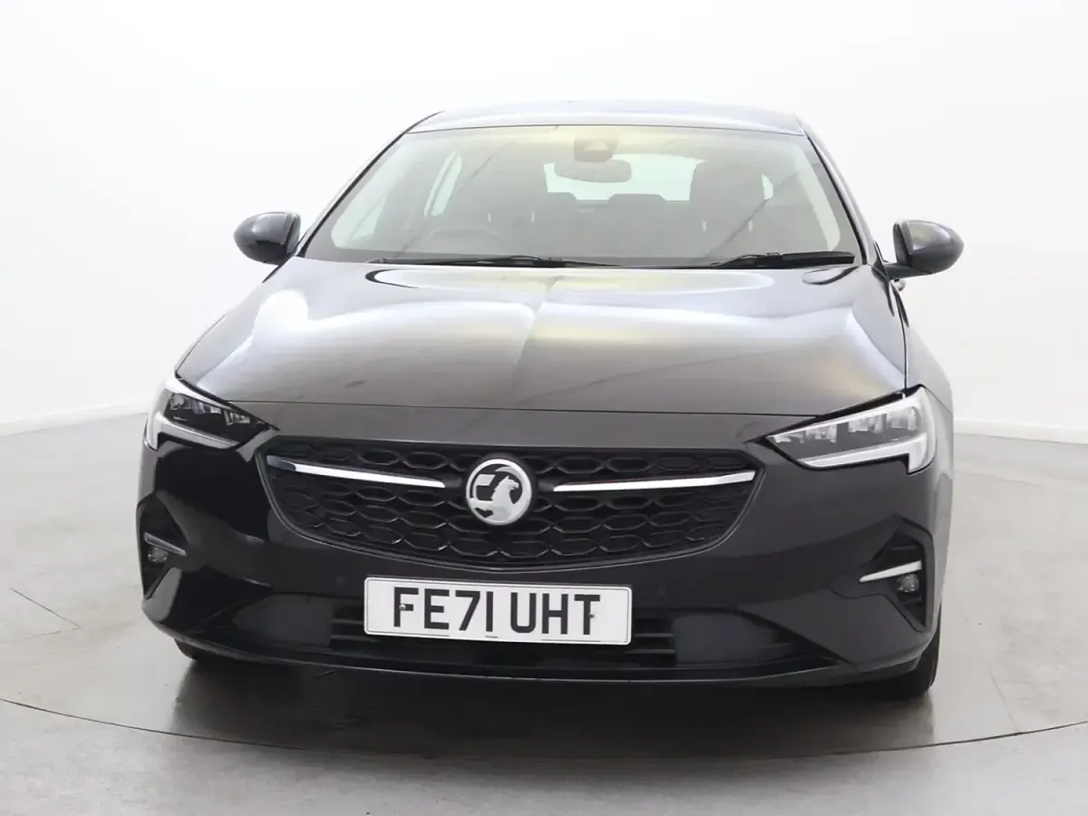 Second-hand Vauxhall Insignia Sport 122 CP (89 kW) 2021 Negru Hatchback