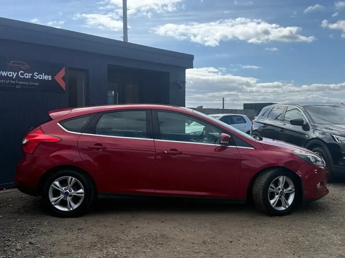 Used Ford Focus Zetec 125 HP (91 kW) 2012 Red Hatchback