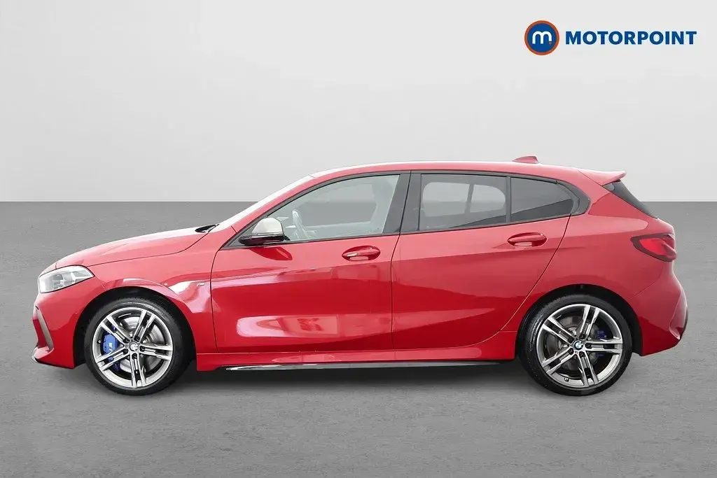 Begagnad BMW M135 2022 Röd Halvkombi