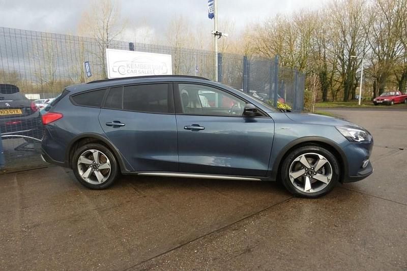 Used Ford Focus Active 120 HP (88 kW) 2020 Blue Estate