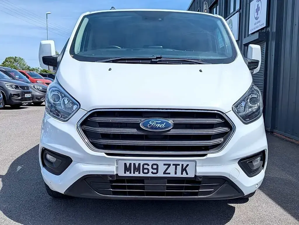 Used Ford Transit Custom Limited 130 HP (95 kW) 2019 White Van