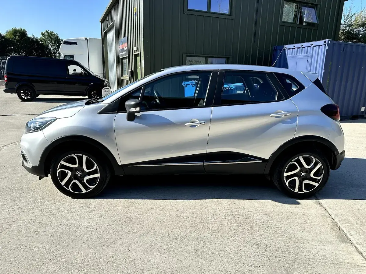 Used Renault Captur Dynamique 90 HP (66 kW) 2017 Silver SUV