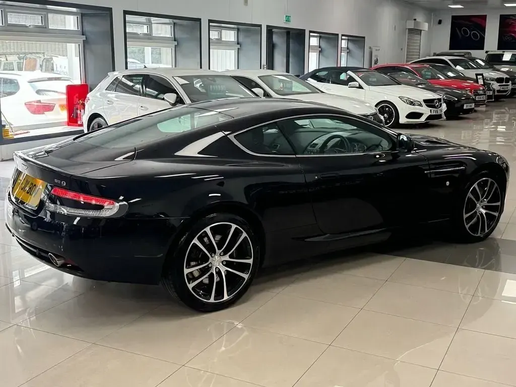 Begagnad Aston Martin DB9 470 HK (345 kW) 2011 Svart Sportkupé