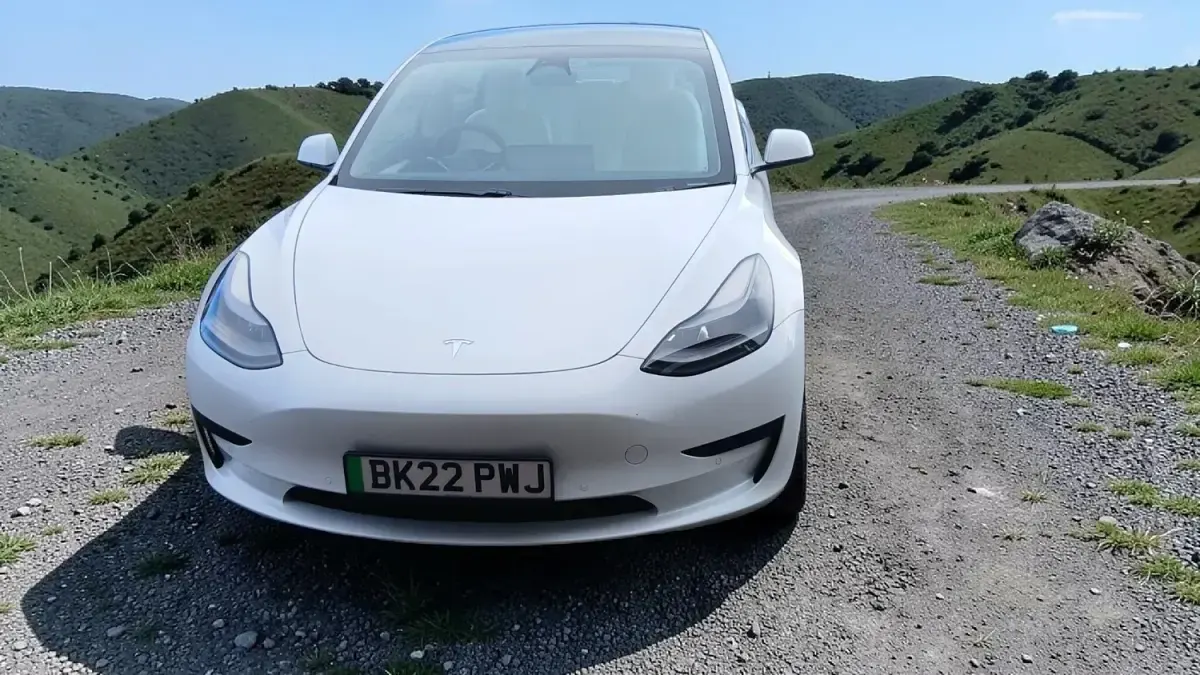 Używany Tesla Model 3 Standard Range 52 kW (72 KM) 2022 Biały Sedan/Limuzyna