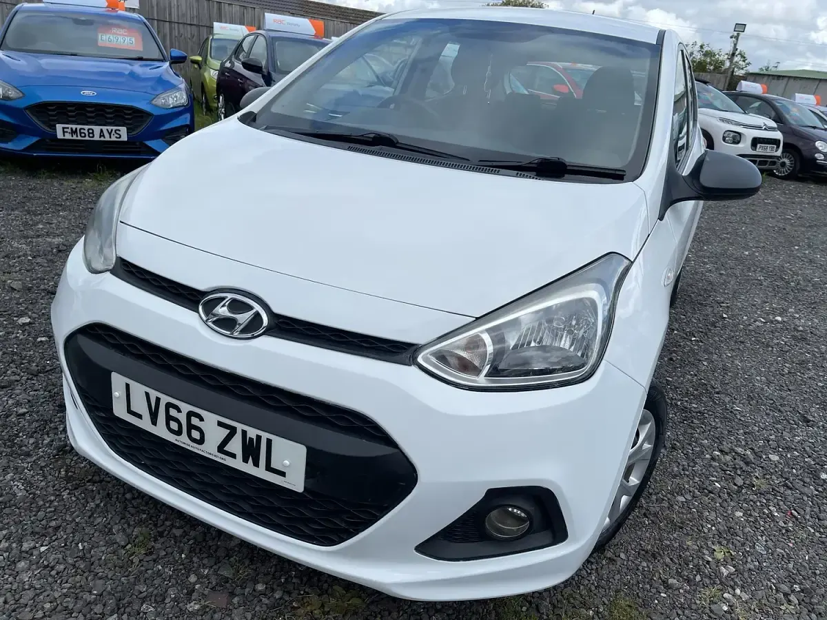 Used Hyundai i10 66 HP (48 kW) 2016 White Hatchback