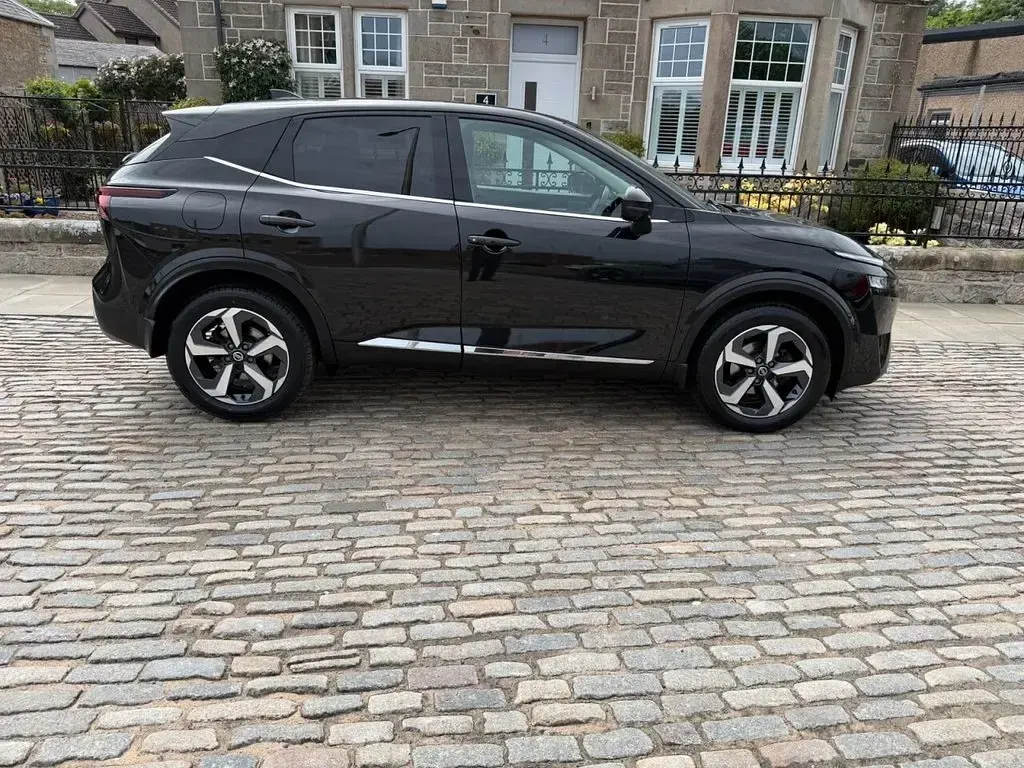 Used Nissan Qashqai N-Connecta 140 HP (102 kW) 2022 Black SUV