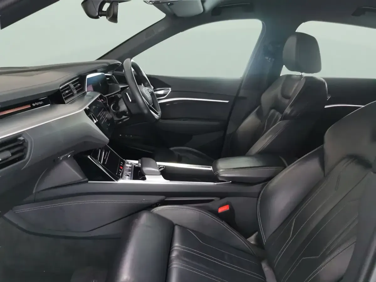Usado Audi e-tron Black Edition 300 kW (408 HP) 2022 Branco SUV