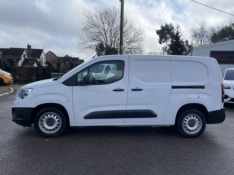 Używany Vauxhall Combo 100 KM (73 kW) 2024 Biały Minivan