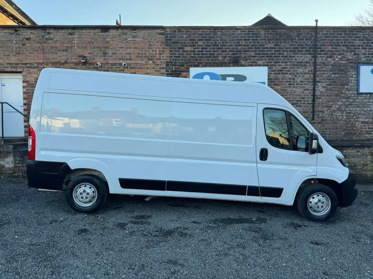 Usado Peugeot Boxer Premium 140 HP (102 kW) 2023 Branco Van