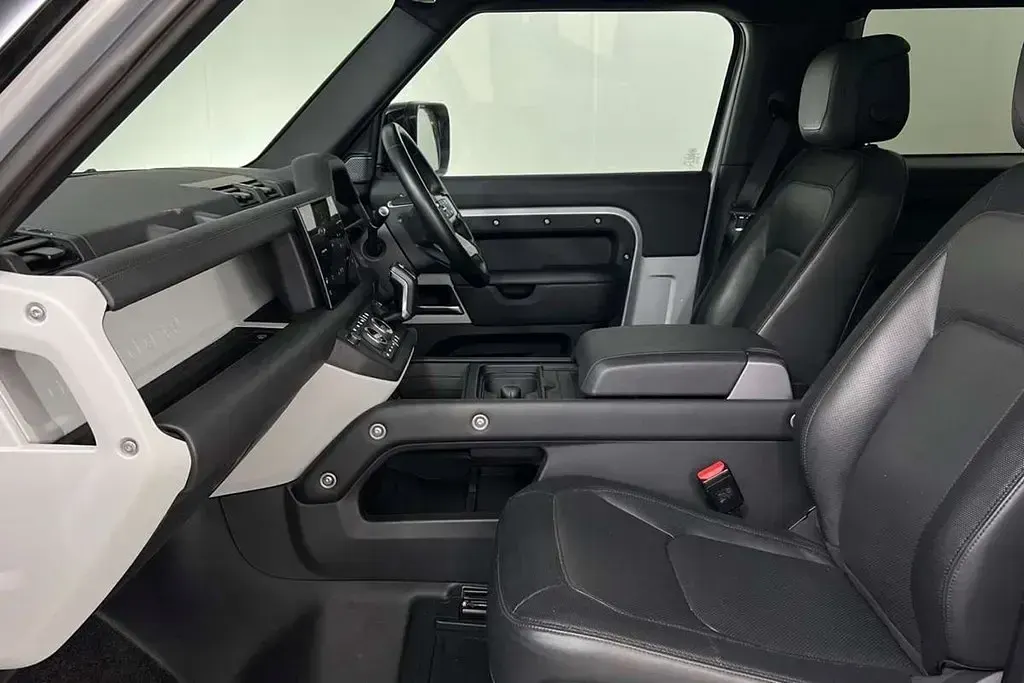 Used Land Rover Defender HSE Dynamic 245 HP (180 kW) 2023 Silver SUV