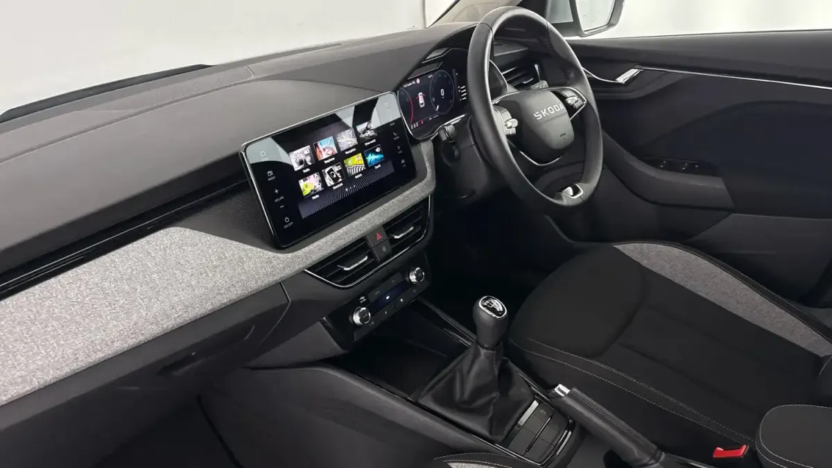 Usado Skoda Kamiq SE 94 HP (69 kW) 2025 Prateado SUV