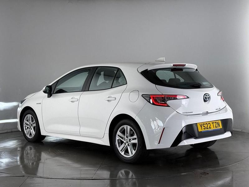 Used Toyota Corolla 122 HP (89 kW) 2022 White Hatchback
