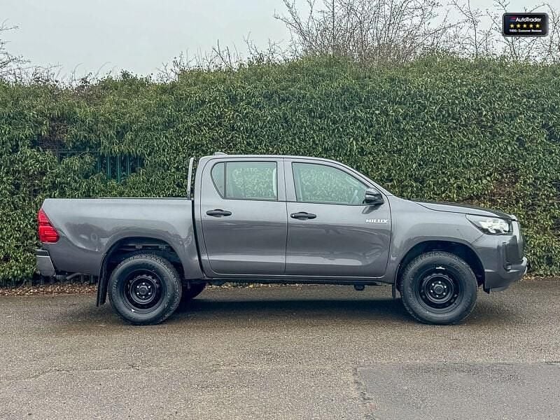 Used Toyota HiLux Active 150 HP (110 kW) 2024 Grey Pickup