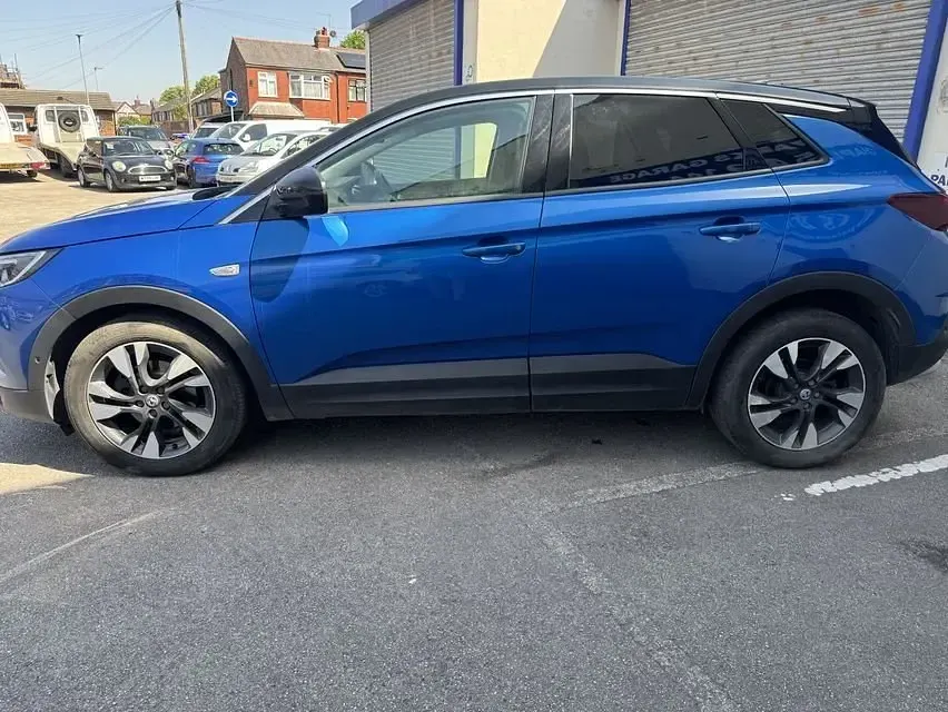 Used Vauxhall Grandland X SRi 130 HP (95 kW) 2020 Blue SUV