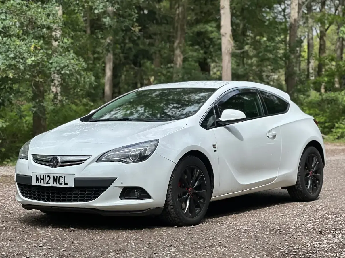 Used Vauxhall Astra GTC SRi 180 HP (132 kW) 2014 White Hatchback