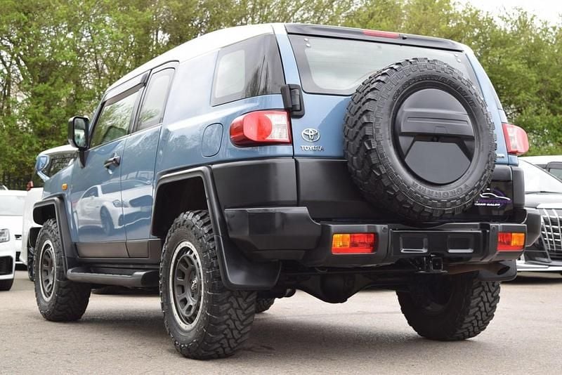 Used Toyota FJ Cruiser 260 HP (191 kW) 2015 Metallic baby blue SUV