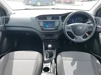Used Hyundai i20 Premium 84 HP (61 kW) 2017 White Hatchback
