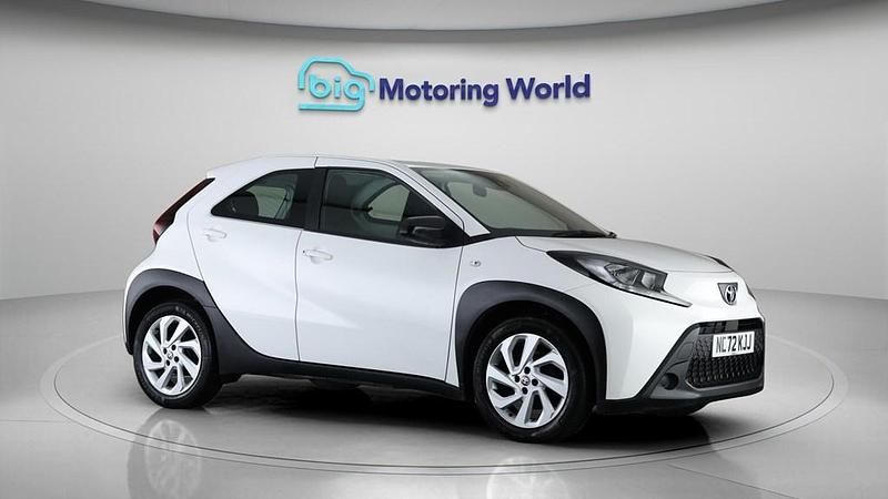 Used Toyota Aygo X PURE 72 HP (52 kW) 2022 White SUV