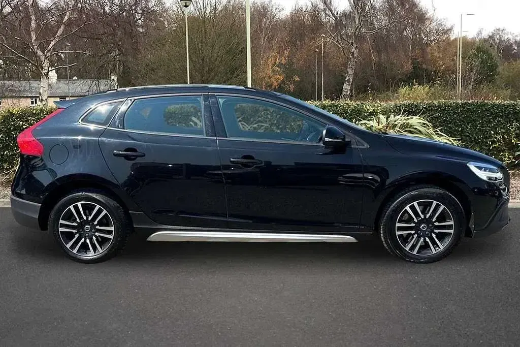 Used Volvo V40 Plus 150 HP (110 kW) 2018 Black Hatchback