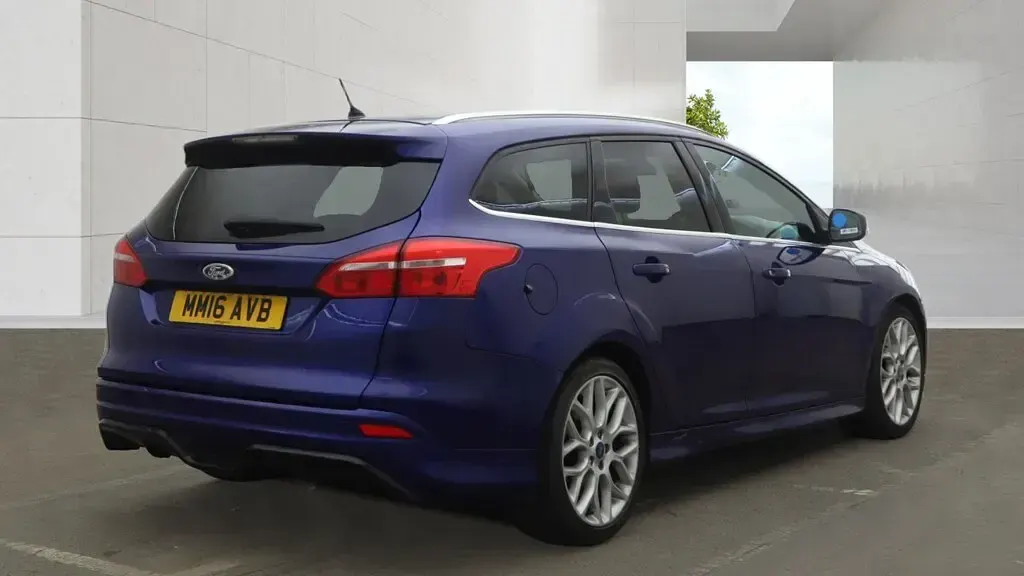 Used Ford Focus Zetec 120 HP (88 kW) 2016 Blue Estate