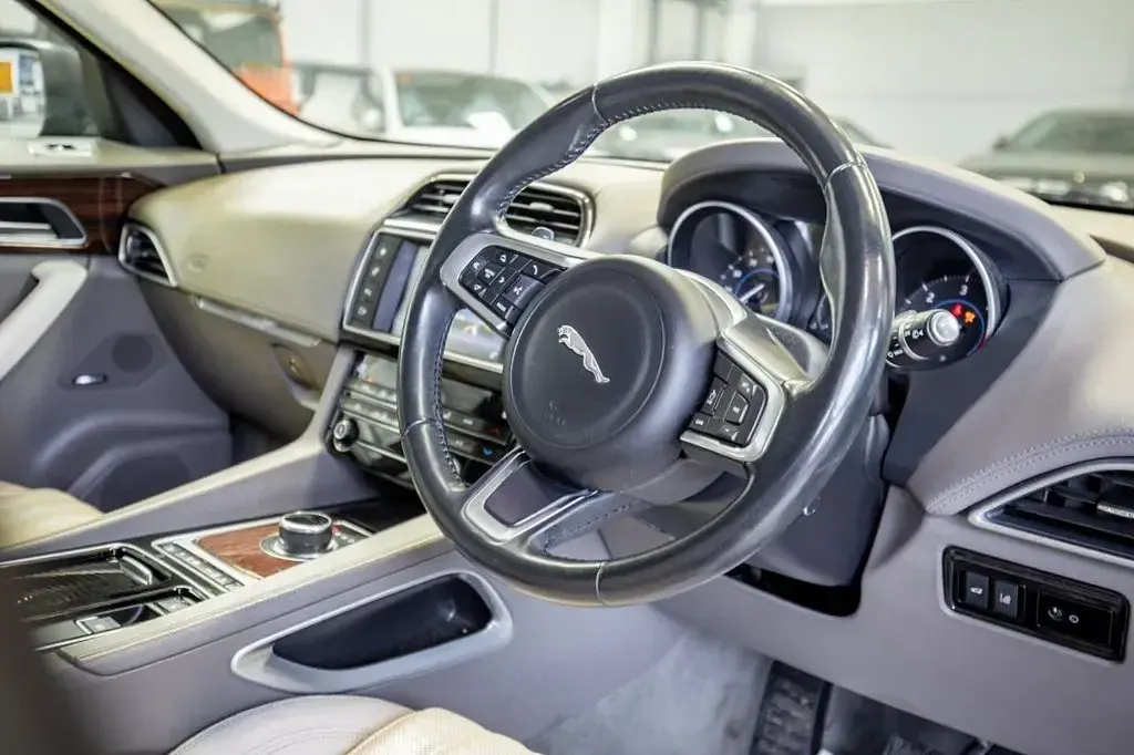 Used Jaguar F-Pace Portfolio 180 HP (132 kW) 2017 Green SUV