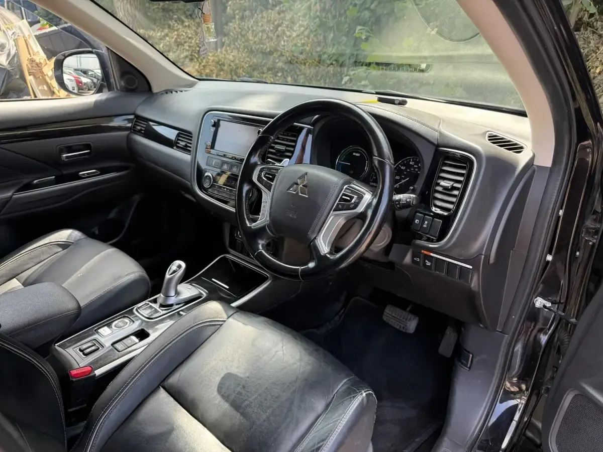 Used Mitsubishi Outlander P-HEV 2017 Black Estate