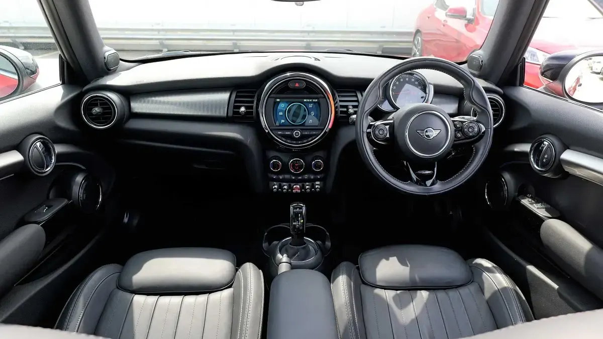 Used Mini Cooper Exclusive 134 HP (98 kW) 2020 Red Hatchback