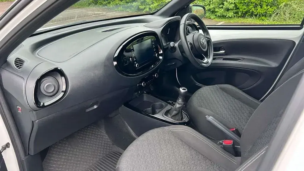 Used Toyota Aygo X 72 HP (52 kW) 2023 White SUV