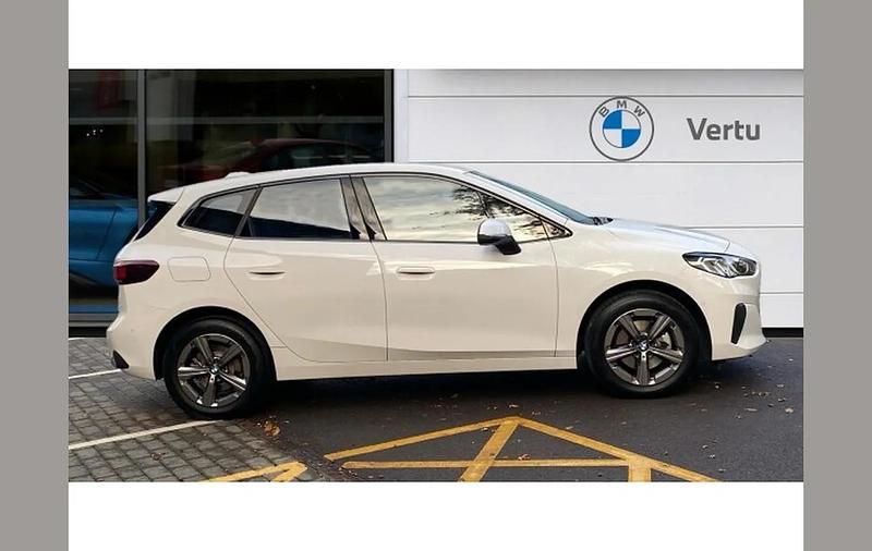 Used BMW 220 Sport Line 154 HP (113 kW) 2024 White Estate