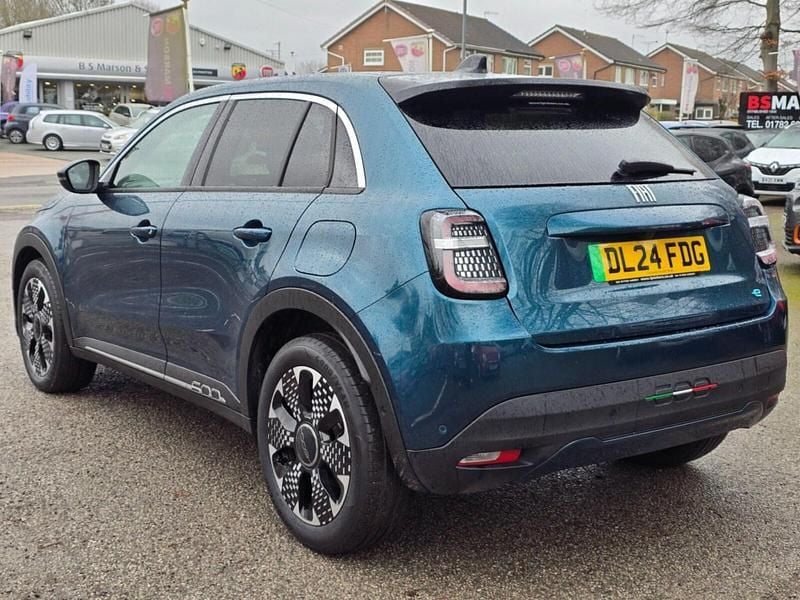 Used Fiat 600E La Prima 11 kW (15 HP) 2024 Green Hatchback