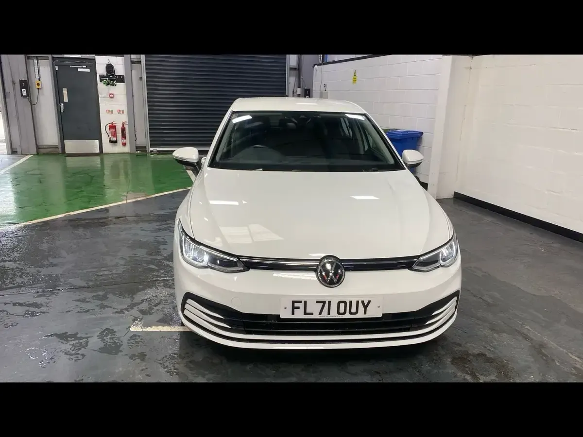 Begagnad VW Golf VII Life 110 HK (80 kW) 2021 Vit Halvkombi