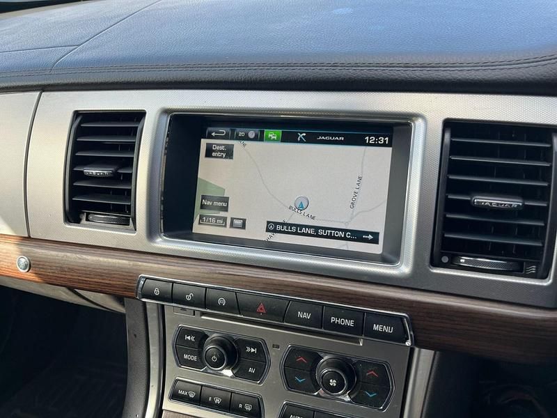 Used Jaguar XF Sportbrake Luxury 163 HP (119 kW) 2014 Grey Estate