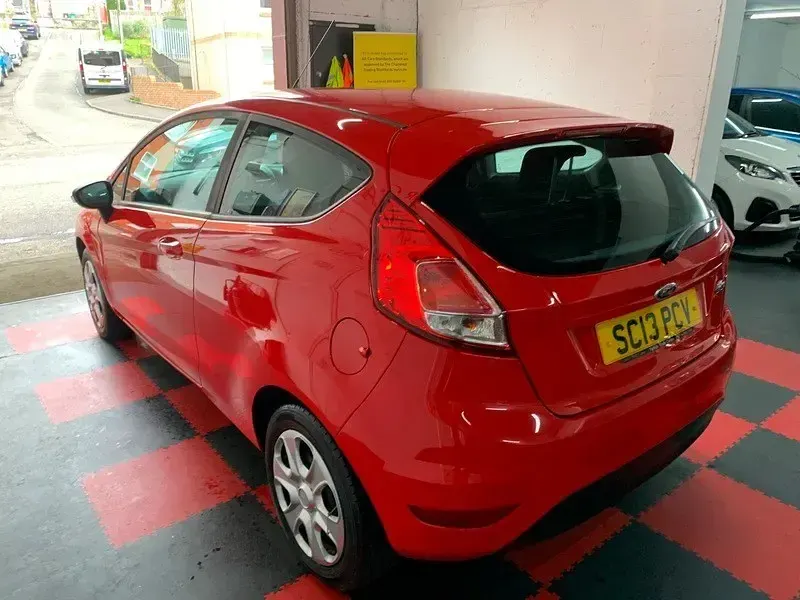 Usado Ford Fiesta Style 82 CV (60 kW) 2013 Rojo Utilitario