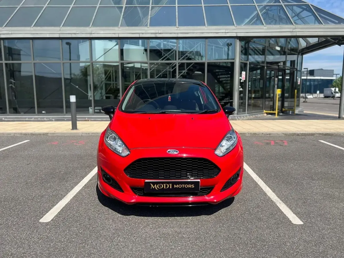 Begagnad Ford Fiesta Zetec 140 HK (102 kW) 2016 Röd Halvkombi