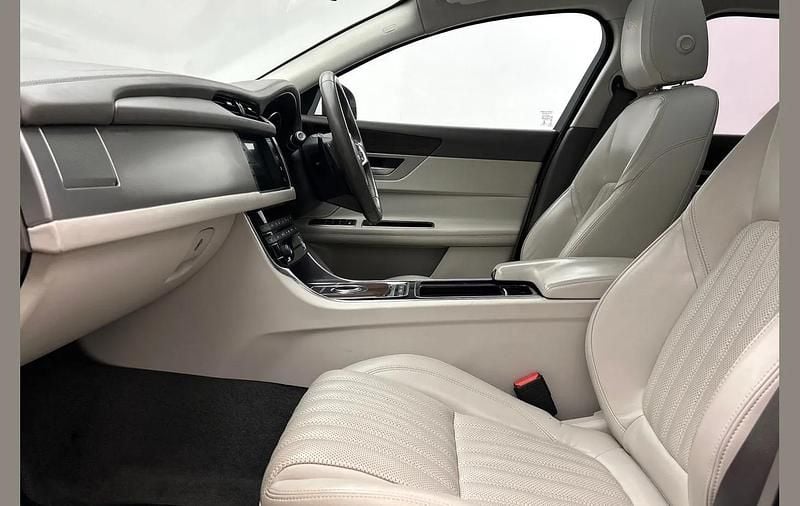 Used Jaguar XF Sportbrake Portfolio 161 HP (118 kW) 2018 White Estate