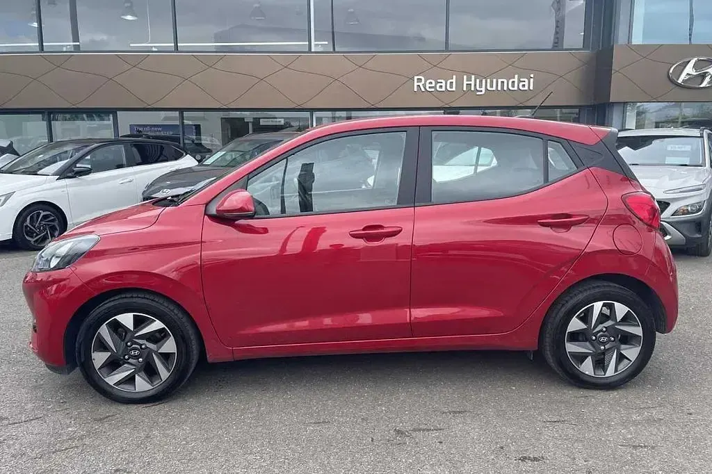 Used Hyundai i10 Advanced 63 HP (46 kW) 2025 Dragon red Hatchback