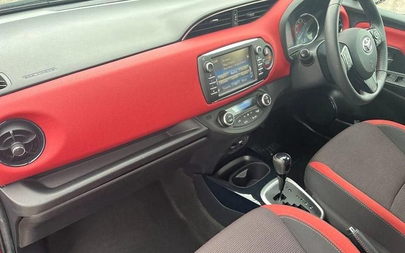 Used Toyota Yaris Hybrid 101 HP (74 kW) 2017 Red Hatchback