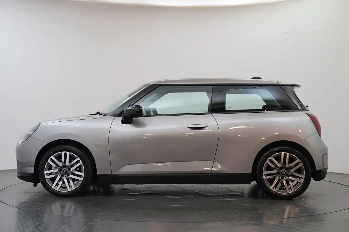 Używany Mini Cooper Hatch 133 kW (181 KM) 2024 Srebrny Hatchback