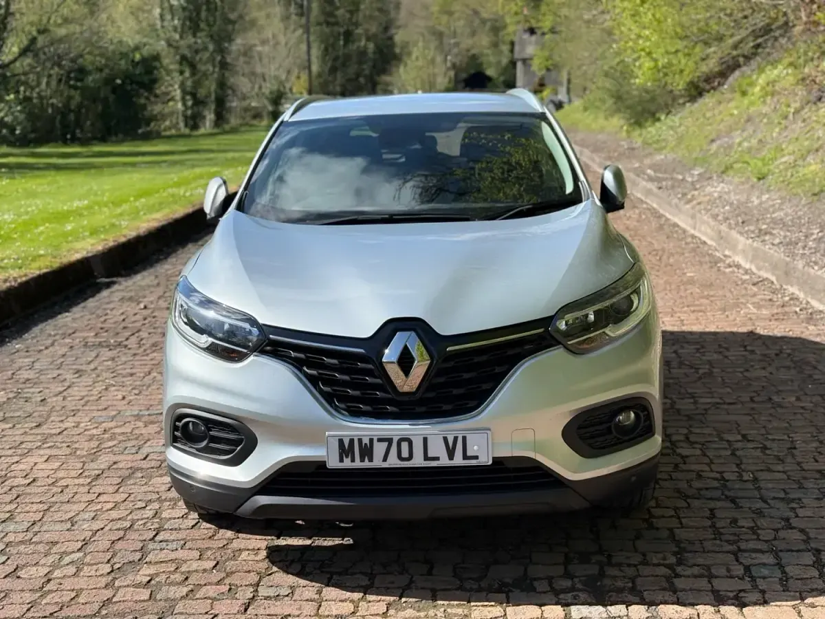 Usado Renault Kadjar Iconic 140 CV (102 kW) 2020 Gris SUV