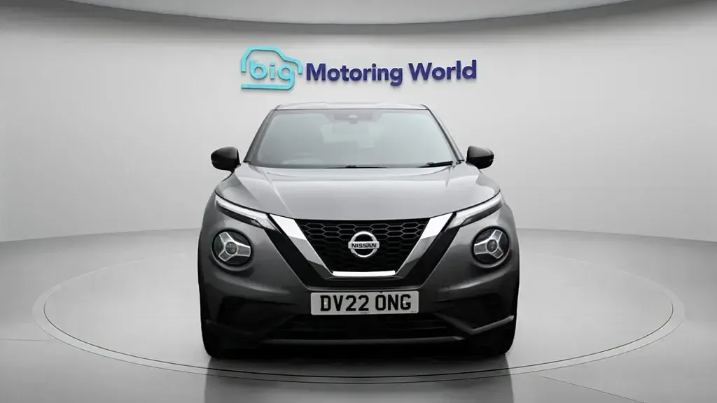 Usado Nissan Juke N-Connecta 114 HP (83 kW) 2022 Cinzento SUV